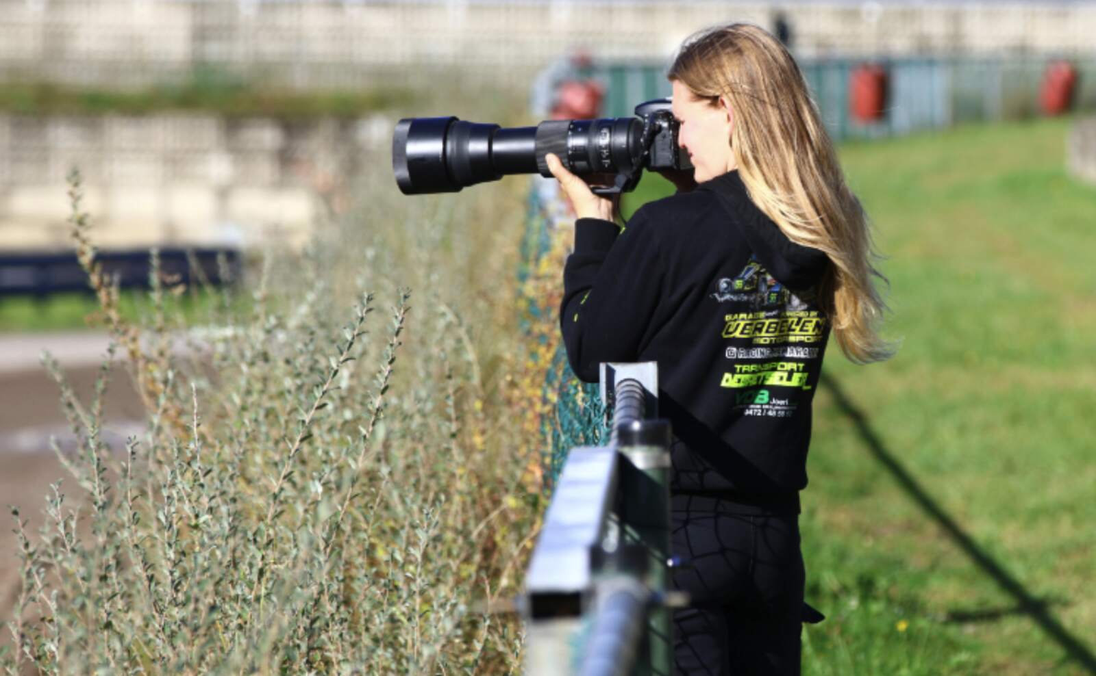 Hannelore aan het werk naast het circuit
