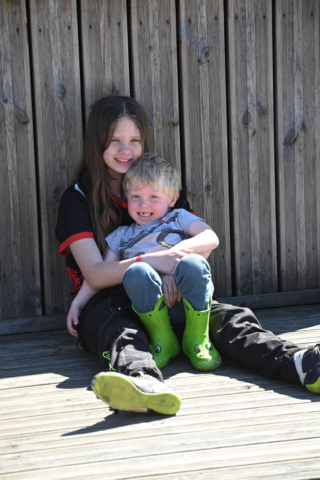 Liz met haar kleine broer Lou op de arm